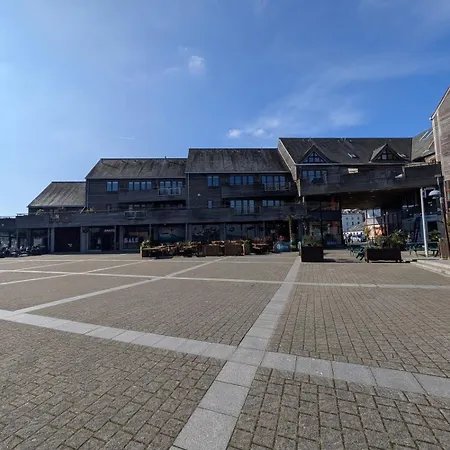 Large Stylish 3-bed Townhouse | Free Parking & Walk To & Shops *