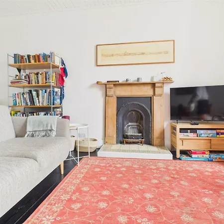 Large Stylish 3-bed Townhouse | Free Parking & Walk To & Shops *