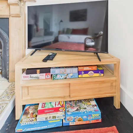 Large Stylish 3-bed Townhouse | Free Parking & Walk To & Shops