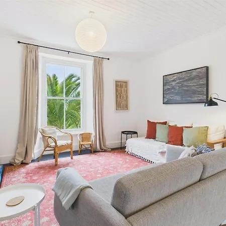 Large Stylish 3-bed Townhouse | Free Parking & Walk To & Shops