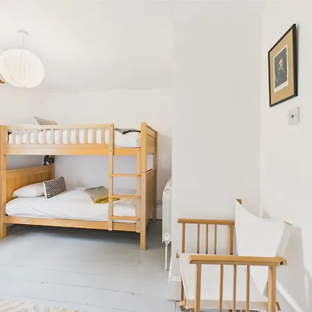 Large Stylish 3-bed Townhouse | Free Parking & Walk To & Shops *
