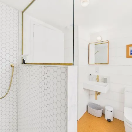 Large Stylish 3-bed Townhouse | Free Parking & Walk To & Shops