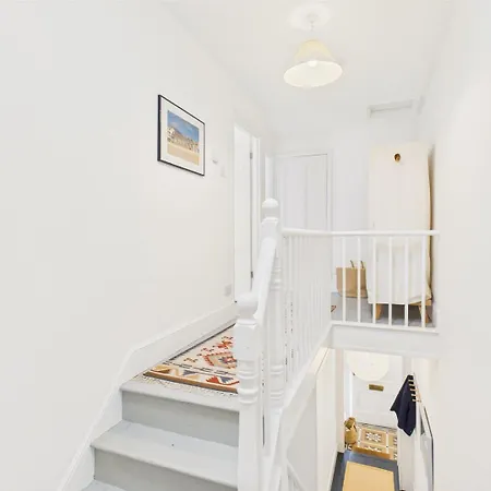 Large Stylish 3-bed Townhouse | Free Parking & Walk To & Shops Casa vacanze