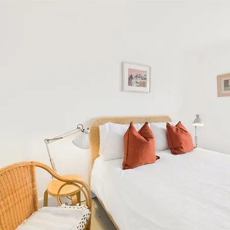 Large Stylish 3-bed Townhouse | Free Parking & Walk To & Shops * Falmouth