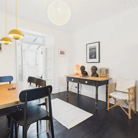 Large Stylish 3-bed Townhouse | Free Parking & Walk To & Shops *