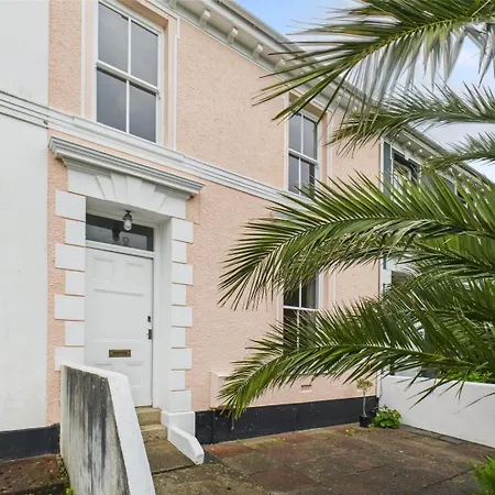 Large Stylish 3-bed Townhouse | Free Parking & Walk To & Shops