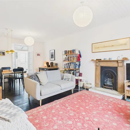Large Stylish 3-bed Townhouse | Free Parking & Walk To & Shops *